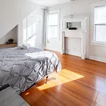 Contemporary 3-Bedroom Home With Balcony In Rva